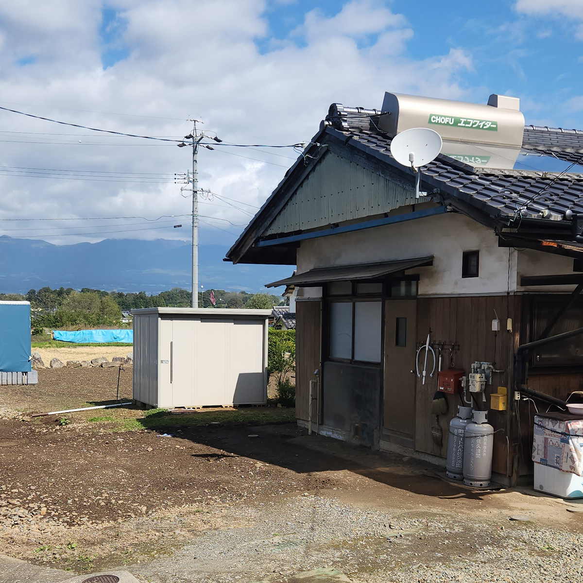 雪解けでずれた瓦の積み直しも行います。